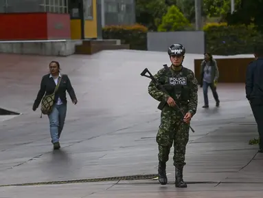 Seorang anggota tentara Kolombia berpatroli di dekat kedutaan Israel di Bogota, Rabu (18/10/2023). (Juan BARRETO / AFP)