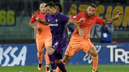Pemain AS Roma, Daniele De Rossi (kanan), berebut bola dengan pemain Fiorentina, Nikola Kalinic, pada lanjutan Serie A di Artemio Franchi, Firenze, Senin (19/9/2016) dini hari WIB. (AFP/Andreas Solaro)