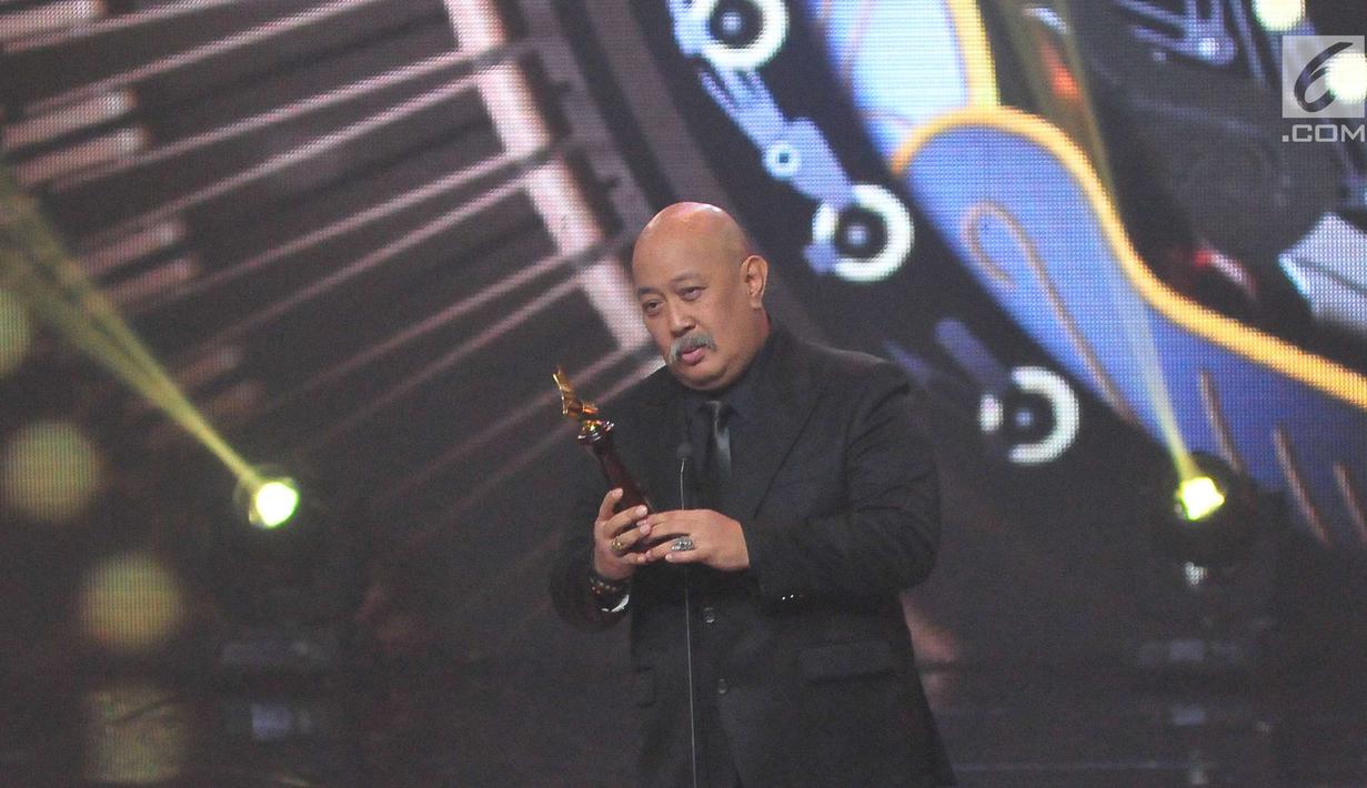 Lifetime Achiement pada ajang penghargaan Festival Film Bandung 2017 di Studio 6 Emtek, Jakarta, Minggu (22/10). Penghargaan tersebut diberikan atas dedikasi di dunia seni peran dan perfilman di Tanah Air. (Liputan6.com/Helmi Afandi)