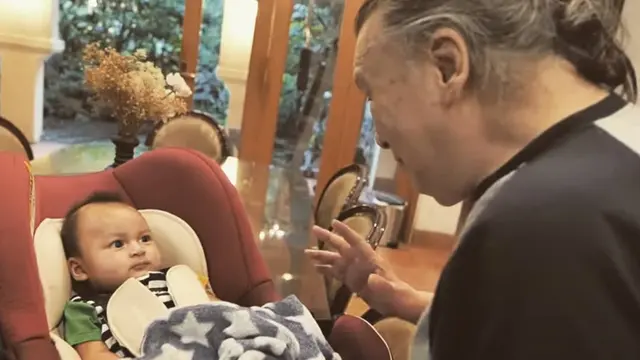 Jarang Tersorot, Ini 6 Momen Kiano Tiger Wong Bareng Kakek dan Neneknya