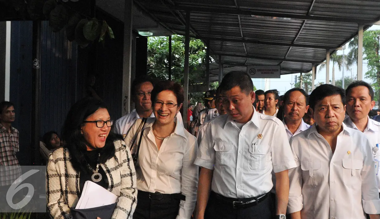 Nurul Arifin, Ignasius Jonan dan Setya Novanto saat berkunjung ke Stasiun Senen, Jakarta, Selasa (7/7/2015). Kunjungan itu dilakukan untuk meninjau kesiapan transportasi kereta api pada arus mudik jelang Lebaran. (Liputan6.com/Herman Zakharia)