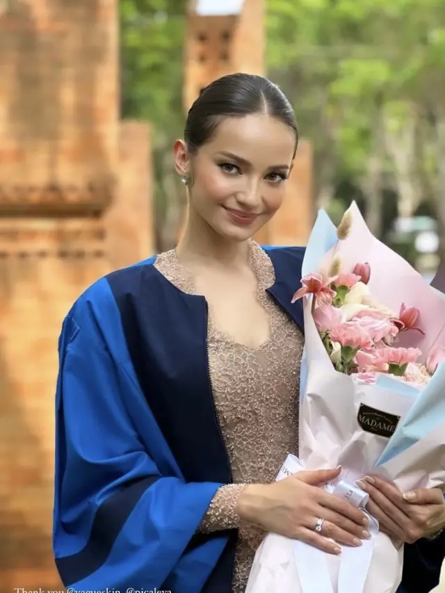 Enzy Storia saat Wisuda