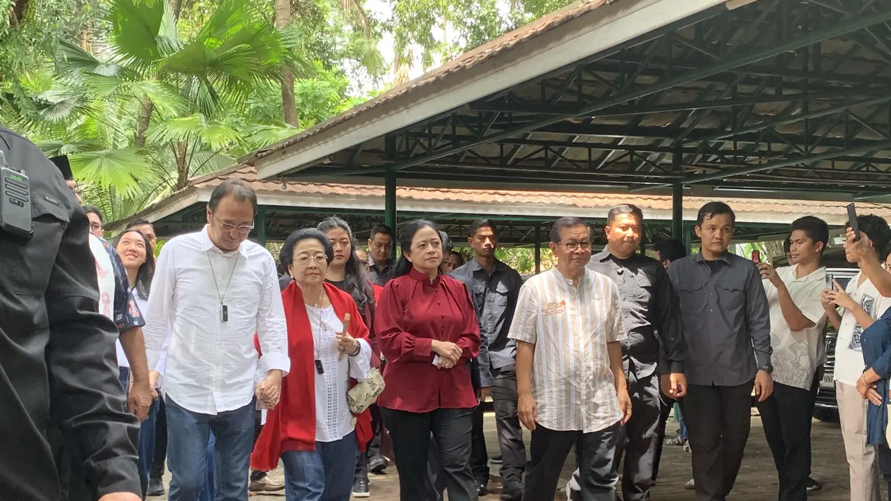 Presiden kelima RI yang juga Ketua Umum DPP PDI Perjuangan, Megawati Soekarnoputri menggunakan hak pilihnya pada Pilkada Jakarta 2024 di TPS 024, Kebagusan IV, Pasar Minggu, Jakarta Selatan, Rabu (27/11/2024).