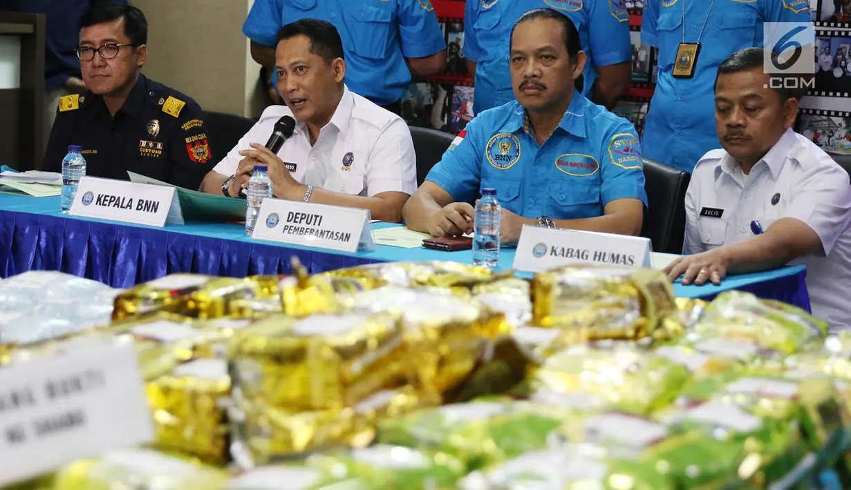 Kepala Badan Narkotika Nasional (BNN) Komjen Pol Budi Waseso (kedua kanan) memberi keterangan saat menunjukan barang bukti serta tersangka kasus penyelundupan narkotika di Jakarta, Rabu (27/9). (Liputan6.com/Immanuel Antonius)