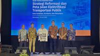 Sekretaris Dirjen Perhubungan Darat Kementerian Perhubungan, Ahmad Yani menerima studi dari ITDP terkait elektrifikasi transportasi publik di sebuah hotel kawasan Pekanbaru, Riau. (Liputan6.com/Dicky Agung Prihanto)