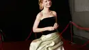 Carey Mulligan tersenyum saat tiba menghadiri AFI Fest 2022: Red Carpet Premiere “She Said” di TCL Chinese Theatre di Hollywood, California pada 4 November 2022. Aktris berusia 37 tahun itu berjalan di karpet merah dengan gaun beludru hitam cantik yang menampilkan rok satin off-white yang tebal. (Jesse Grant/Getty Images for AFI/AFP)