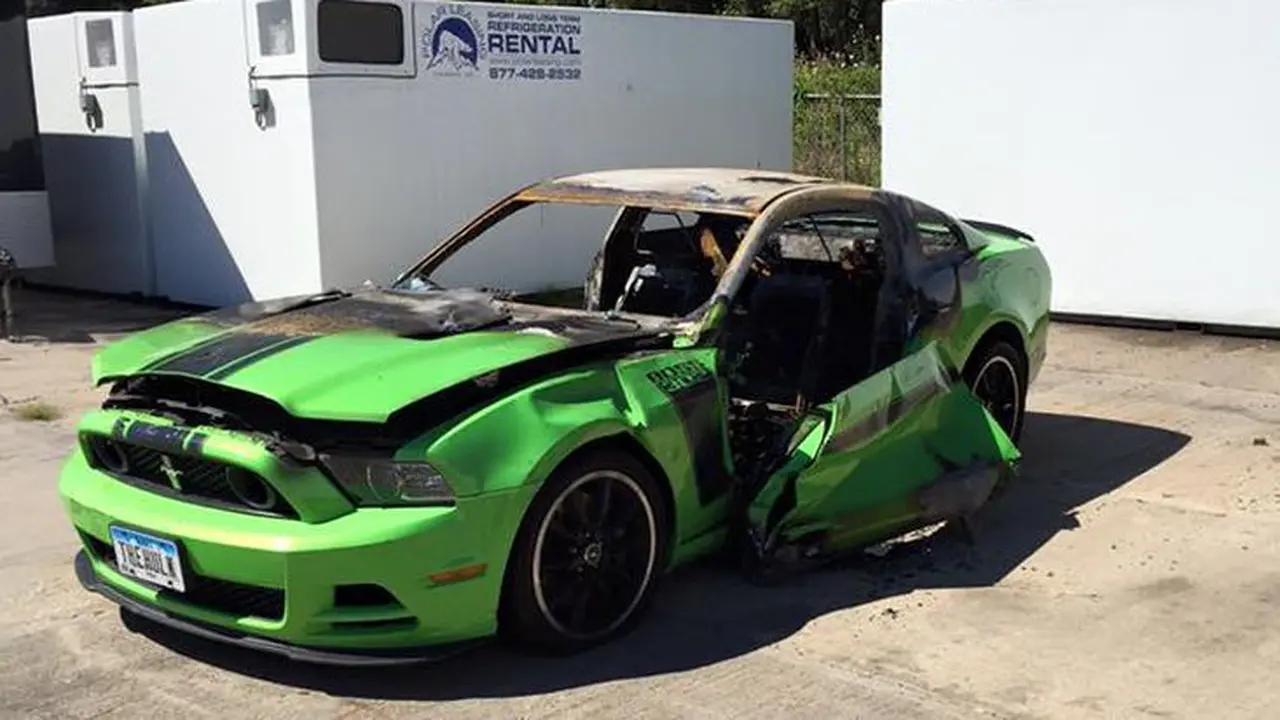 Dianggap Mengganggu Jalan, Ford Mustang Dibakar Orang Tak Dikenal