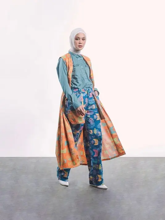 Gaya Tantri Namirah berikut ini bisa jadi inspirasi outfit tabrak warna dengan cardigan panjang bermotif. Seimbangkan outfitmu dengan pilihan hijab polos warna netral (Instagram/tantrinamirah).