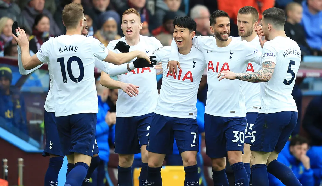 Keunggulan 1-0 Tottenham Hotspur mampu bertahan hingga turun minum. Son Heung-min dan kolega berhasil meredam ambisi The Villans untuk menyamakan kedudukan. Dilansir dari Opta, kiper Tottenham, Hugo Lloris tercatat melakukan tujuh penyelamatan selama 45 menit pertama. (AFP/Lindsey Parnaby)