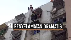 Bayi berumur 3 tahun tersangkut di jendela gedung lantai 7. bayi tersebut lolos dari maut setelah petugas pemadam kebakaran berhasil menyelamatkannya.