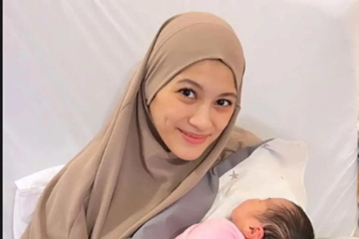 Potret Baru Keluarga Dude Harlino Usai Dikaruniai Anak Ketiga, Penuh Bahagia