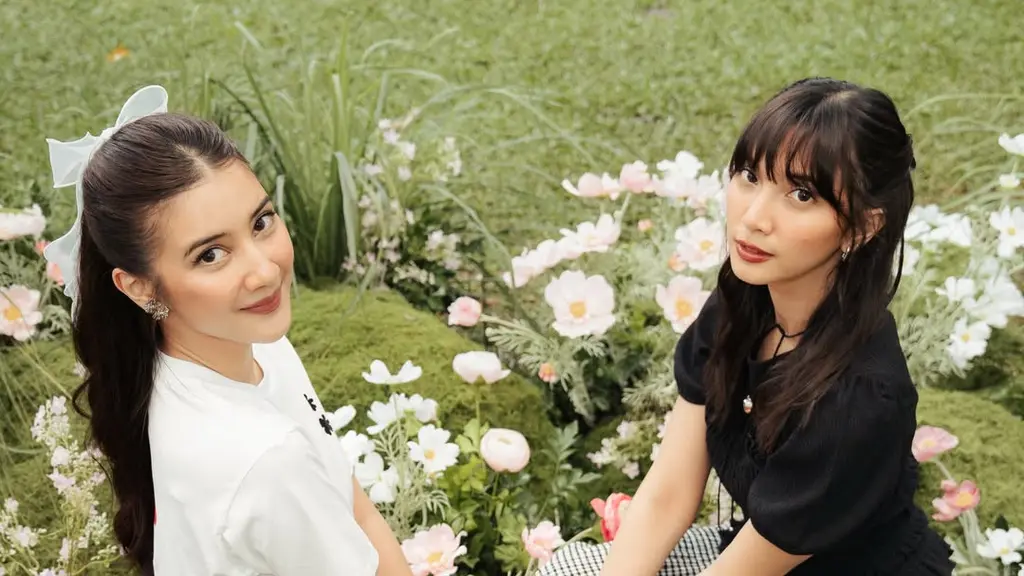 Dalam potret yang dibagikan, Sheila dan Fita sama-sama tampil dengan gaya feminin playful khas Cecilie Bahnsen. Keduanya kompak mengenakan hairstyle half-up lengkap dengan detail pita besar yang membuat penampilan mereka terlihat makin manis dan youthful. [@sheiladara].