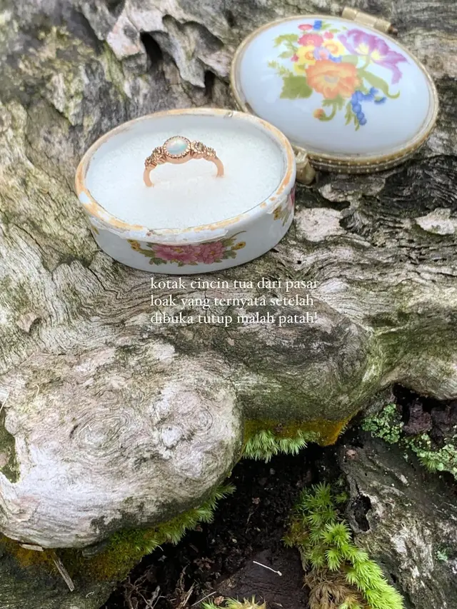 Nadin Amizah Dilamar Sang Kekasih dengan Kotak Cincin yang Dibeli di Pasar Loak, Bergaya Vintage ala Pasangan 90an