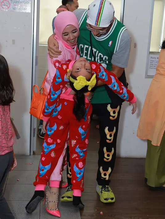 Sejak menikah pada September 2017, Bella semakin lengket banget dengan keluarga kecilnya. Tampak dalam foto dimana Bella sangat ceria mengenakan piyama di hari ulang tahun Aleesya.Sebuah senyum lepas merupakan cerminan dari kondisi hati Bella saat itu.(Liputan6.com/IG/@laudyacynthiabella)
