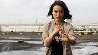 Julie Estelle Puas dengan Penonton Film Headshot