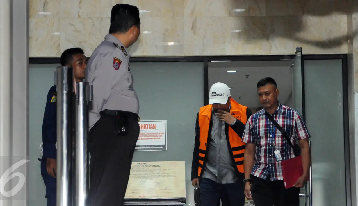 Anggota Komisi III DPR RI Fraksi Demokrat I Putu Sudiartana berjalan keluar usai pemeriksaan di Gedung KPK, Jakarta, Kamis (30/6). Setelah diperiksa secara intensif, Sudiartana akhirnya keluar dengan menggunakan rompi oranye. (Liputan6.com/Helmi Afandi)