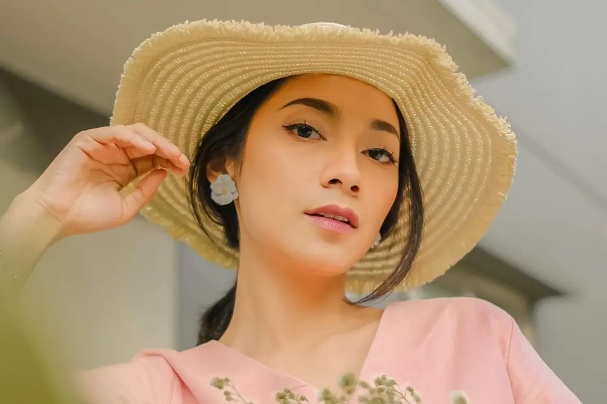 FOTO: Gaya Dinda Kirana Pakai Dress Pink Pastel, Tampil Menawan