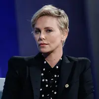 Peran Charlize Theron sebagai Furiosa di film Mad Max: Fury Road cukup menyita perhatian publik. Sebab, perannya tersebut 'menyerupai' lelaki. (AFP/Bintang.com)