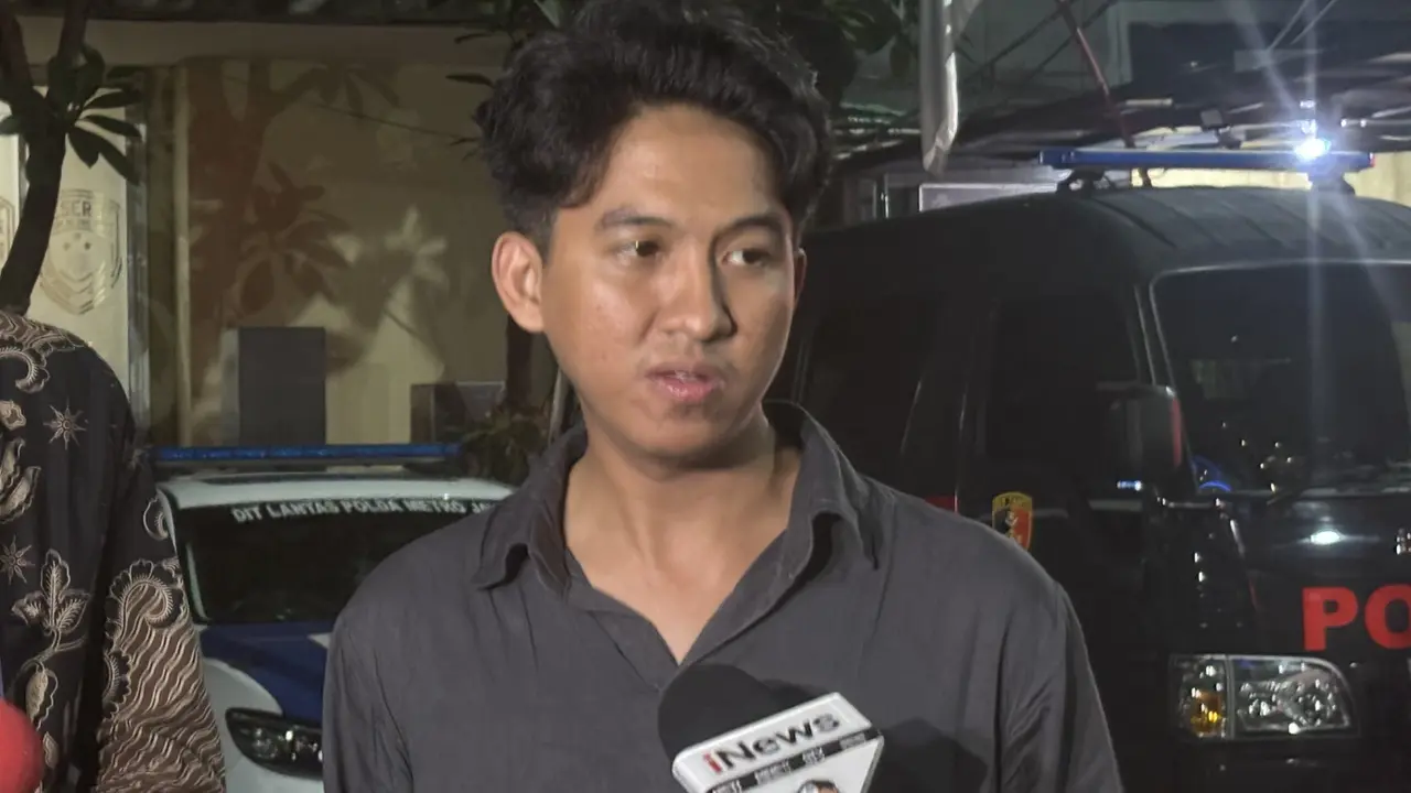 Iqbal Ramadhan, putra pasangan pendangdut Machica Mochar dan Mantan Sekretaris Negara Letnan Jenderal TNI (Purn) Moerdiono, diperiksa sebagai saksi terkait kasus dugaan penghasutan aksi demo berakhir ricuh yang terjadi pada Agustus lalu.