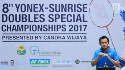 Mantan pebulutangkis, Candra Wijaya memberi sambutan jelang penyerahan penghargaan kepada tokoh dan atlet bulutangkis berprestasi versi CWIBC di Candra Wijaya Internasional Badminton Centre, Tangerang, Selasa (19/12). (Liputan6.com/Helmi Fithriansyah)