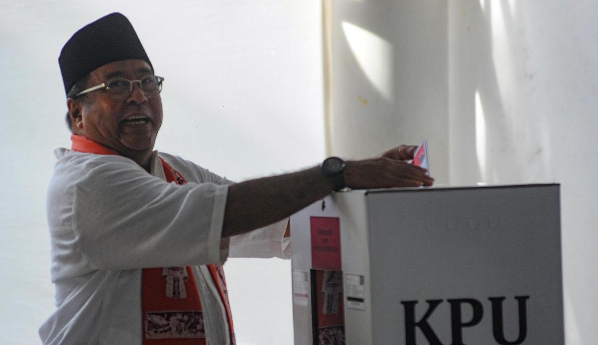 Usai menggunakan hak pilihnya, Rano Karno berencana menyambangi sejumlah TPS di sekitar wilayahnya. (merdeka.com/Arie Basuki)