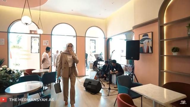 7 Potret Cafe Baru Keluarga Anang Hermansyah, Berkonsep Unik yang Instagramable