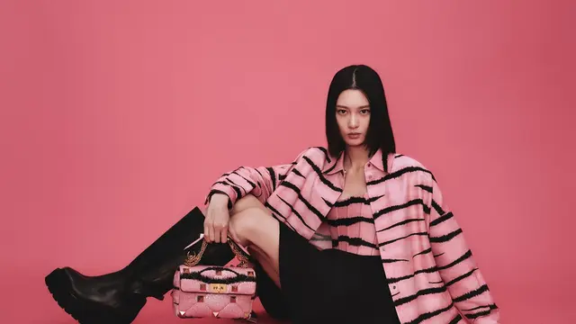 Valentino Hidupkan Kembali Motif Harimau Koleksi 1967 di Kapsul Tahun Baru Imlek 2022