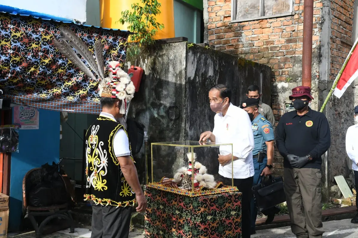 Presiden Jokowi menyambangi pelaksanaan vaksinasi dari pintu ke pintu atau door to door oleh Badan Intelijen Negara (BIN) di Kelurahan Karang Rejo, Kota Tarakan, Provinsi Kalimantan Utara.