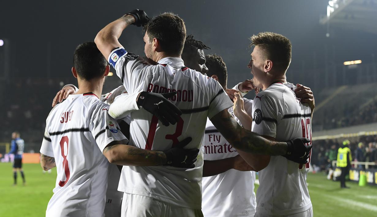 Para pemain AC Milan merayakan gol yang dicetak Krzysztof Piatek, ke gawang Atalanta pada laga Serie A di Stadion Atleti Azzurri d'Italia di Bergamo, Sabtu (16/2). Atalanta kalah 1-3 dari Milan. (AFP/Miguel Medina)