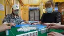 Staf yang mengenakan masker memperagakan langkah-langkah keamanan kepada media di ruang tamu mahjong di Hong Kong, Rabu (28/4/2021). Pejabat kesehatan Hong Kong mengumumkan bahwa mereka akan melonggarkan langkah-langkah terkait COVID-19 mulai 29 April 2021. (AP Photo/Kin Cheung)