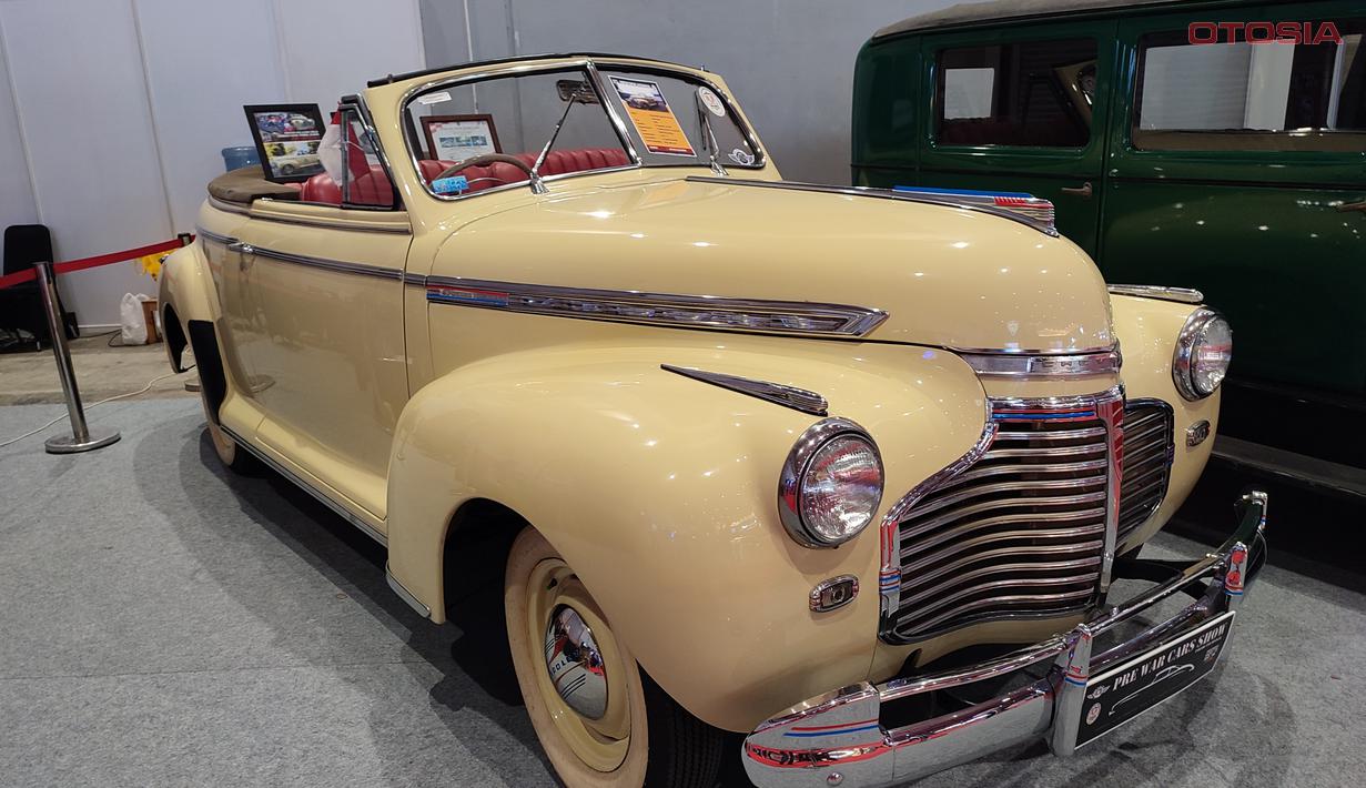 Chevrolet Deluxe berwarna putih tulang ini merupakan mobil produksi Chevrolet di tahun 1940an. Mobil ini berjenis sedan 2 pintu Convertible.