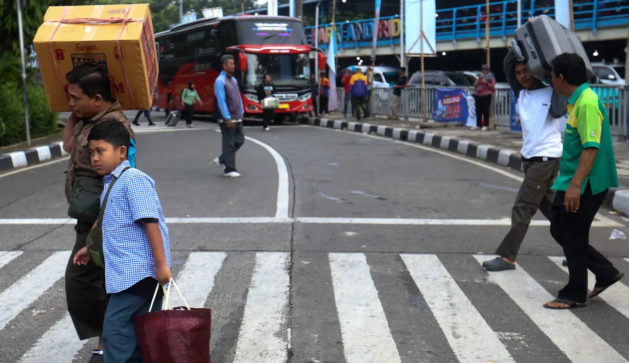. Sementara, gelombang kedua akan terjadi pada Minggu 29 Maret 2026. Tampak dalam foto, penumpang bus Antar Kota Antar Provinsi (AKAP) saat tiba di Terminal Kampung Rambutan, Jakarta Timur, Rabu (25/3/2026). (Kapanlagi.com/Budy Santoso)