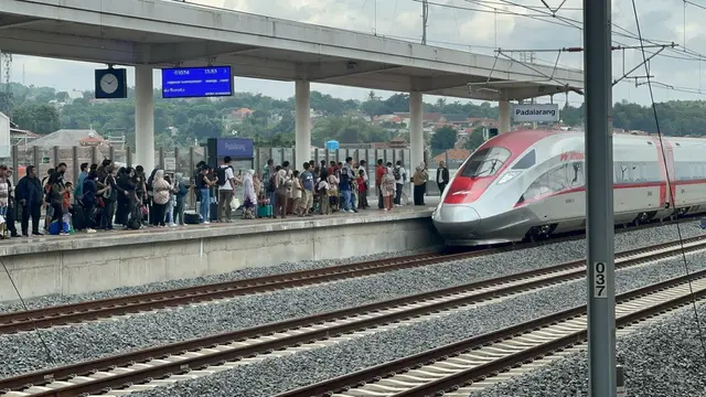 KCIC mengecam tindakan penumpang yang menahan pintu kereta cepat Whoosh. (Foto: KCIC)