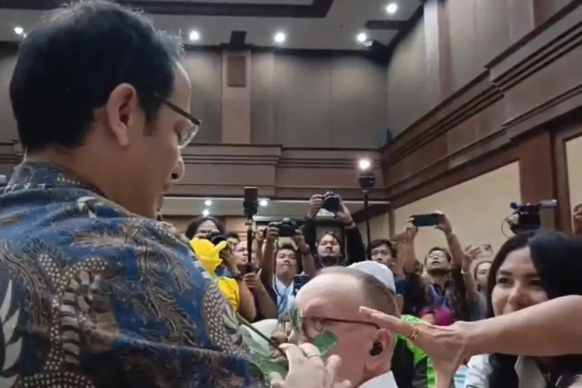 Nadiem Makarim, menerima mawar kuning dari para pendukung saat memasuki ruang sidang Muhammad Hatta Ali, Pengadilan Negeri Jakarta Pusat, Selasa (30/6/2026).