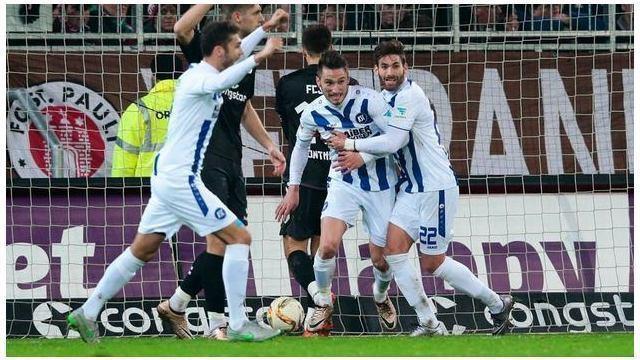 Gol yang diciptakan Dimitris Diamantakos, pemain KSC Karlsruhe saat berjumpa St. Pauli di kompetisi divisi satu Liga Jerman. Penyelesaian akhir yang cukup rumit karena kemelut yang terjadi di depan gawang mampu dimaksimalkan Diamantakos.