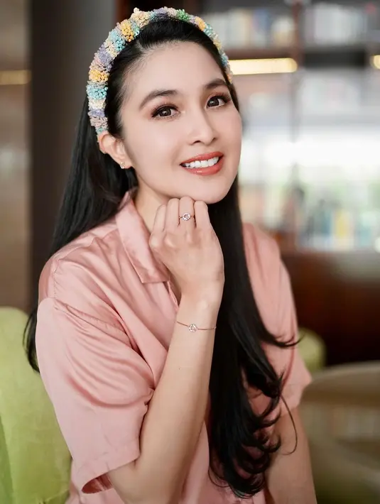 Bando yang mempunyai aksen bulu dengan berbagai warna pastel ini juga sangat cocok untuk Dewi Sandra yang punya rona wajah ceria. Tak heran jika ibu dua anak ini masih terlihat bak ABG. (Liputan6.com/IG/@sandradewi88)