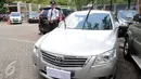 Tampak mobil Toyota Camry terparkir di halaman Gedung KPK, Jakarta, Senin (15/2). Mobil ini diamankan saat petugas KPK melakukan OTT terhadap Kepala Sub Direktorat Kasasi dan PK Perdata dan Khusus MA, Andri Tristianto Sutrisna. (Liputan6.com/Helmi Afandi)