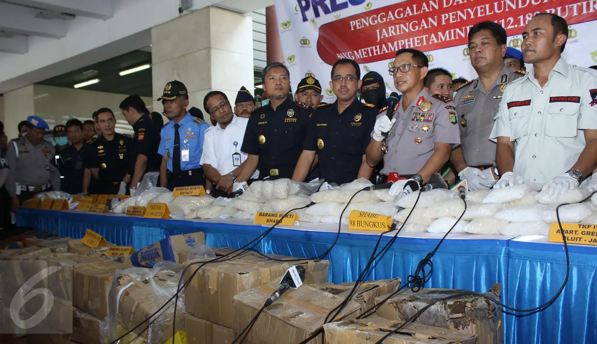Petugas Bea dan Cukai dan Porles Metro Bandara memperlihatkan barang bukti Narkoba yang disita dari para tersangka di Bandara Soetta, Tangerang, Kamis (27/8/2015).  Petugas berhasil menyita sekitar 94 kg dan 12.189 ekstasi. (Liputan6.com/Gempur M Surya)