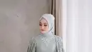 Di momen lamaran, aktris cantik ini mengenakan long dress dengan aksen full brokat dan lengan cape. Untuk hijab, Dinda memilih segi empat yang diikat simple ke belakang. (Instagram/imagenic).