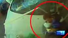 Seorang ayah berhasil menyelamatkan nyawa anaknya dari tabrakan mobil, meski ia menderita patah kaki. 