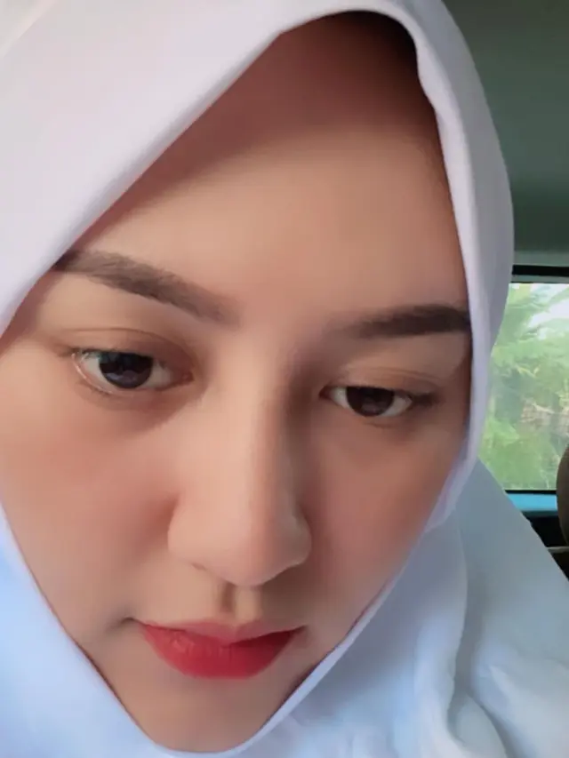 5 Potret Happy Asmara Pakai Hijab Warna Putih, Aura Terpancarkan
