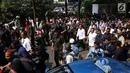 Presiden terpilih Joko Widodo atau Jokowi bersama Ketua Umum Partai Gerindra Prabowo Subianto saat tiba di Stasiun MRT Senayan, Jakarta, Sabtu (13/7/2019). Jokowi dan Prabowo terlihat mendapat pengawalan ketat aparat. (Liputan6.com/JohanTallo)