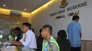 Polda Metro Jaya menggelar konferensi pers terkait supir taksi yang menabrak anggota Polantas di Cawang pada 30 September pukul 17.30 wib, Jakarta, Kamis (1/10/2015). Supir taksi yang bernama Daniel Cesar kini diamankan Polisi.(Liputan6.com/Faisal R Syam)