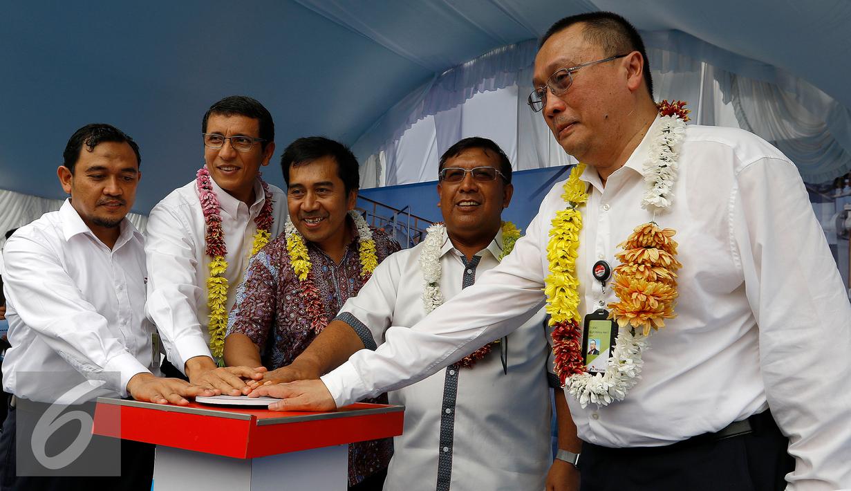 Direktur Pemasaran PT Pertamina Ahmad Bambang (kedua kanan) saat meresmikan Terminal Supply Point  & Distribution Batakan, di Balikpapan, Senin (21/9/2015). TSP ini mampu menampung sebanyak 8.000 drum dan 820.000 Liter pelumas. (Liputn6.com/Yoppy Renato)