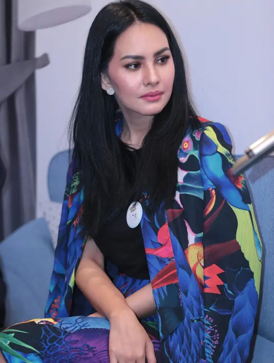 "Aku nggak peduli, sangat sangat nggak peduli. Dan aku selalu mention kalau lagi kerja atau ngobrol,'maaf ya saya harus pulang, anak saya nungguin'. Saya nggak pernah mau menjelaskan," ujar Kartika Putri. (Adrian Putra/Bintang.com)