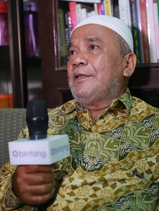 Pernikahan ini tentu menjadi kabar bahagia bagi sebagian sahabat dan kerabat keduanya, seperti salah satunya adalah kerabat dari Ajip Rosidi, Kiai Haji R. Noor Zein. Ia sangat mendukung dengan pernikahan ini.  (Adrian Putra/Bintang.com)