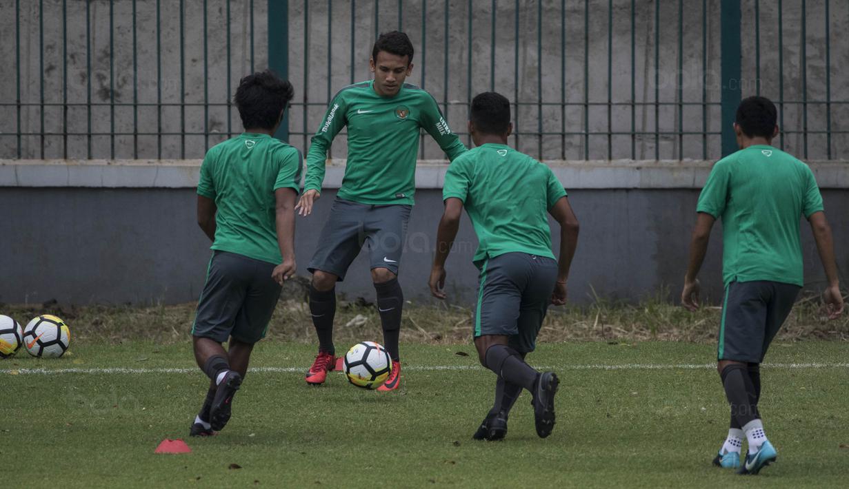 Gelandang Timnas Indonesia, Egy Maulana, mengontrol bola saat latihan di Lapangan ABC Senayan, Jakarta, Jumat (12/1/2018). Latihan ini merupakan persiapan jelang laga melawan Islandia. (Bola.com/Vitalis Yogi Trisna)