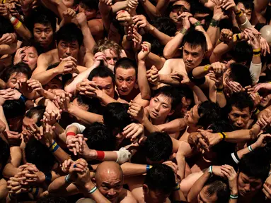 Sejumlah pria Jepang bertelanjang dada dalam acara Hadaka Matsuri atau Festival Pria Telanjang, Jepang, Sabtu (18/2). Mereka berdesakan untuk mendapatkan tongkat suci sebagai simbol keberuntungan. (AFP PHOTO / Behrouz MEHRI)