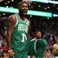 Guard Boston Celtics, Kyrie Irving, merayakan poin pada laga NBA 2017-2018 melawan Golden State Warriors di TD Garden, Kamis (16/11/2017) atau Jumat (17/11/2017) WIB. Celtics menang 92-88. (AFP/Maddie Meyer)