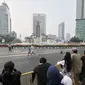 Warga menyaksikan lomba lari maraton putri Asian Games 2018 di kawasan MH Thamrin, Jakarta, Minggu (26/8). Meski Car Free Day ditiadakan, warga Ibu Kota tetap memadati kawasan MH Thamrin menyaksikan maraton Asian Games 2018. (Merdeka.com/Iqbal S. Nugroho)